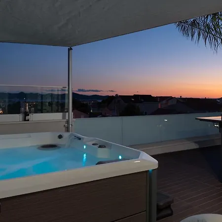 Luxury Penthouse Nubu شقة *